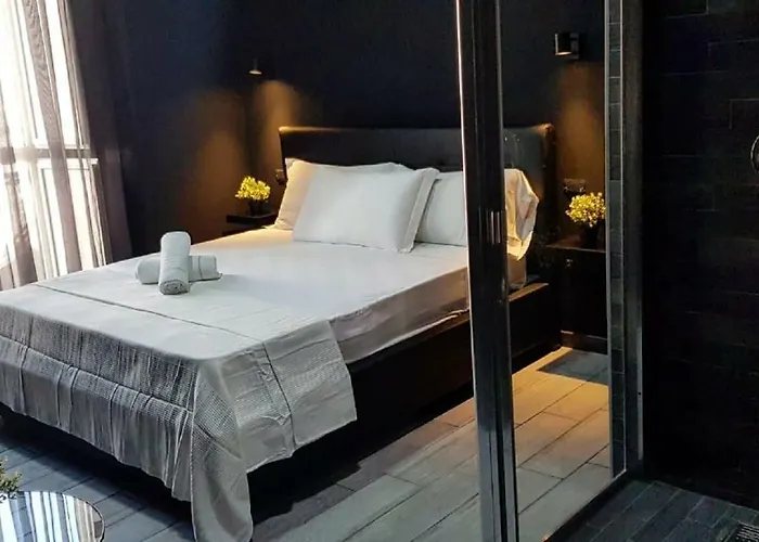 Deluxe Central Station Bed & Breakfast